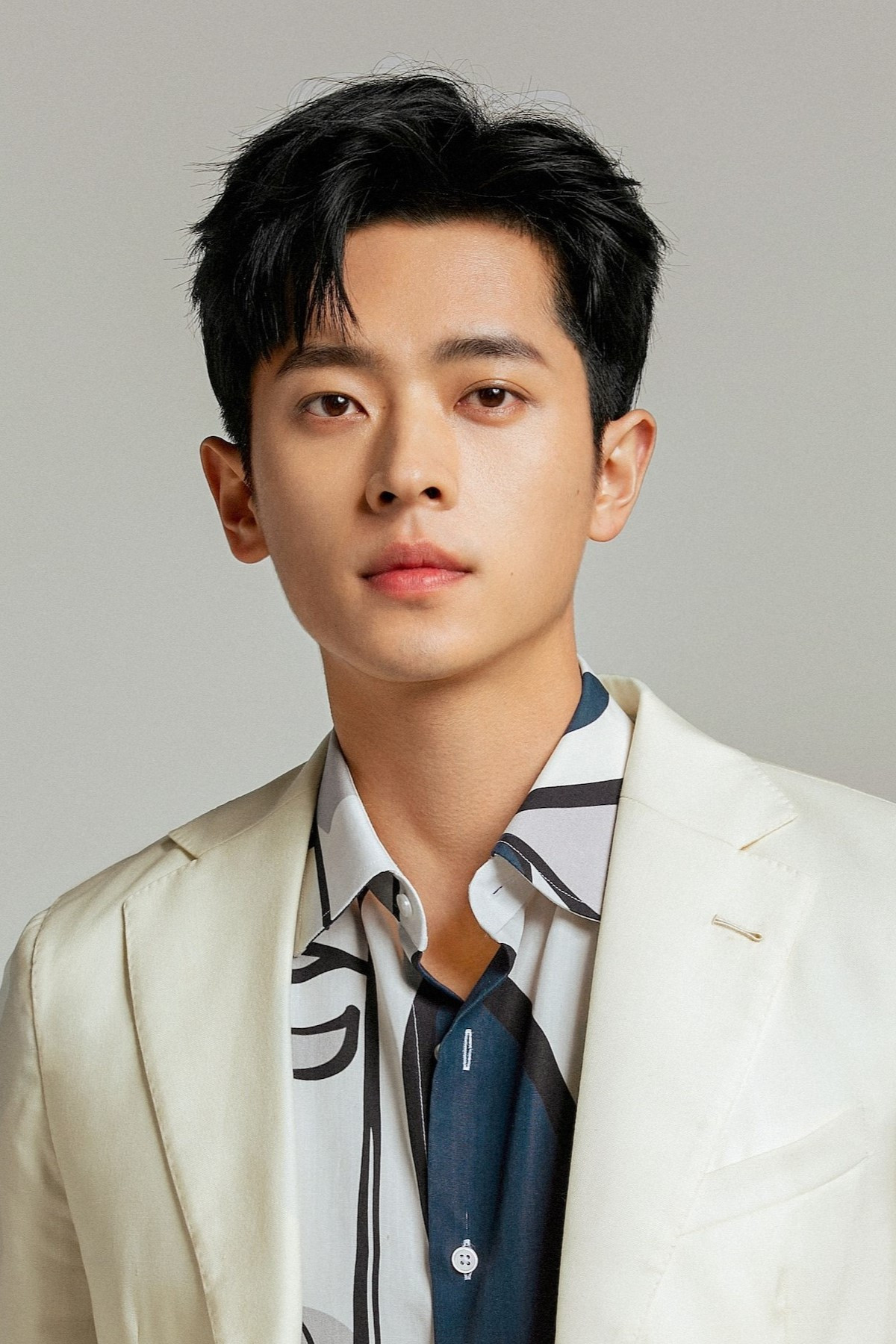 丞磊 as MC in The Detectives' Adventures