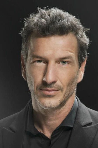 Federico Amador as Luis Rolón in Campanas en la noche