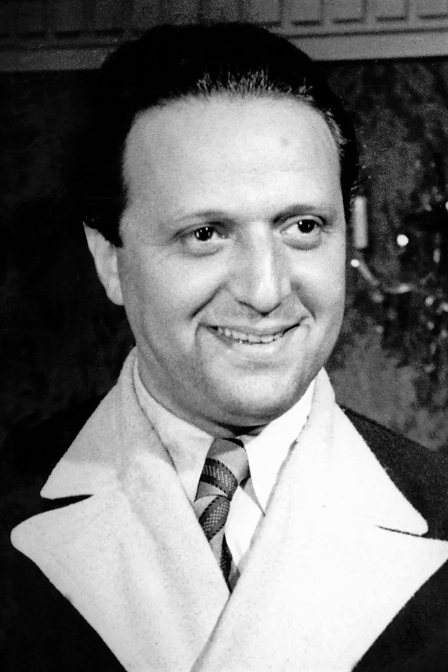 Hugo Haas as továrník Eduard Bárta in Three Men in the Snow