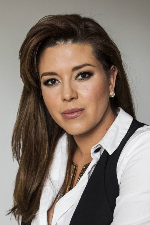 Alicia Machado as Candelaria "Candy" López de Irabien in Una familia con suerte