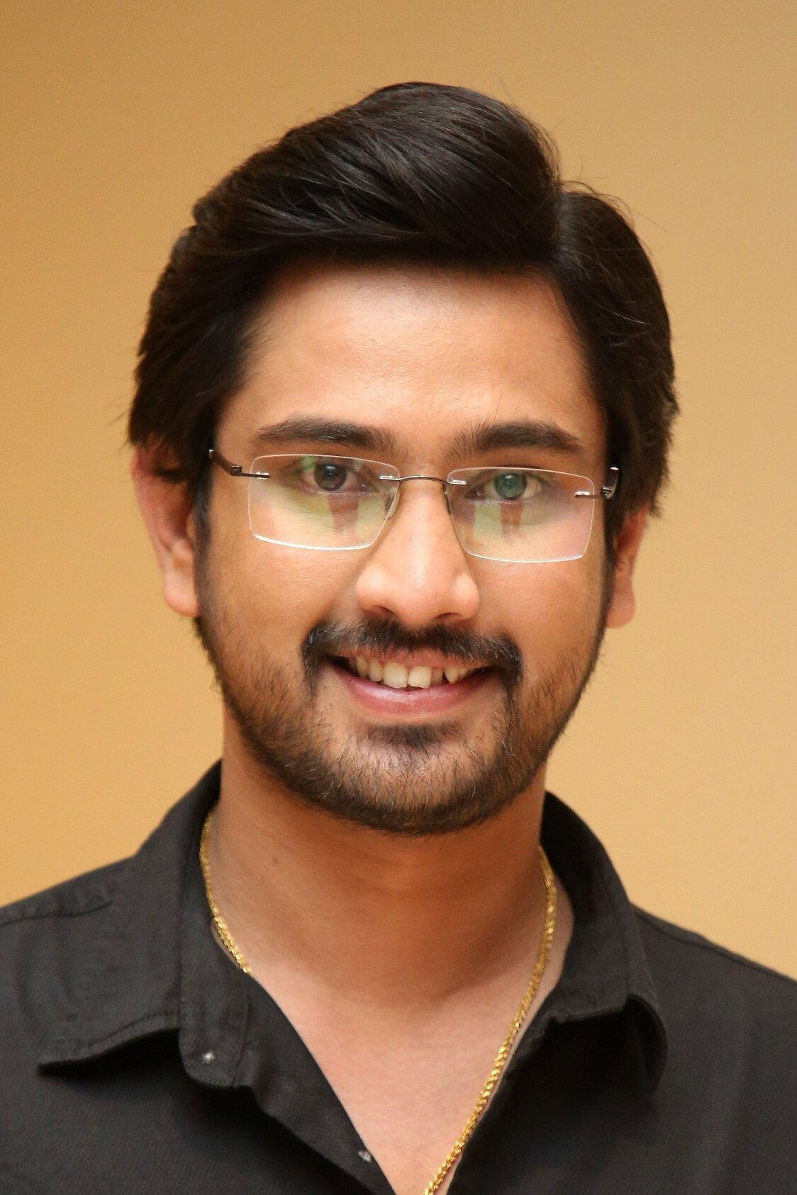Raj Tarun as Giri in Tiragabadara Saami