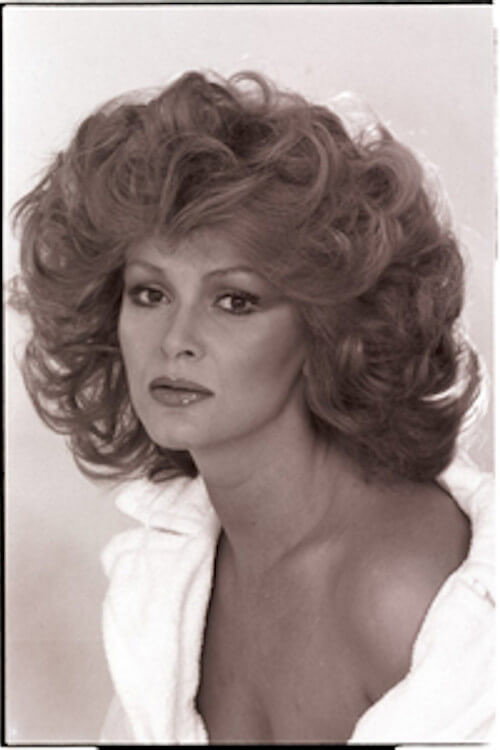 Sacha Darwin as Mother in Oggetto sessuale