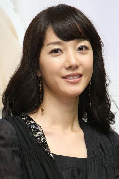 정소영 as Jung Suk-hui in The First Man