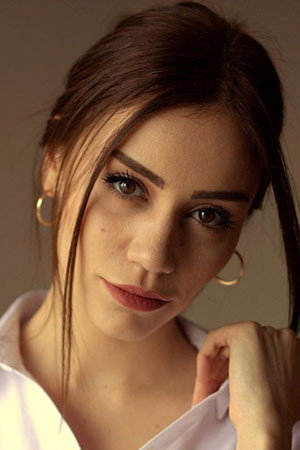 Hazal Benli as Zeyno in Heart of the City