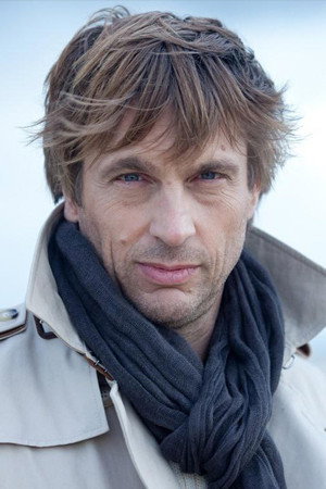 Didier Gustin as Cyrano in Pourquoi pas Blanche-Neige pendant qu'on y est?