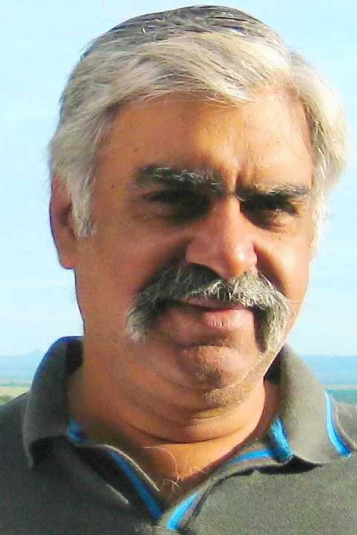 Manav Kaushik as Bhatiji in Maazii