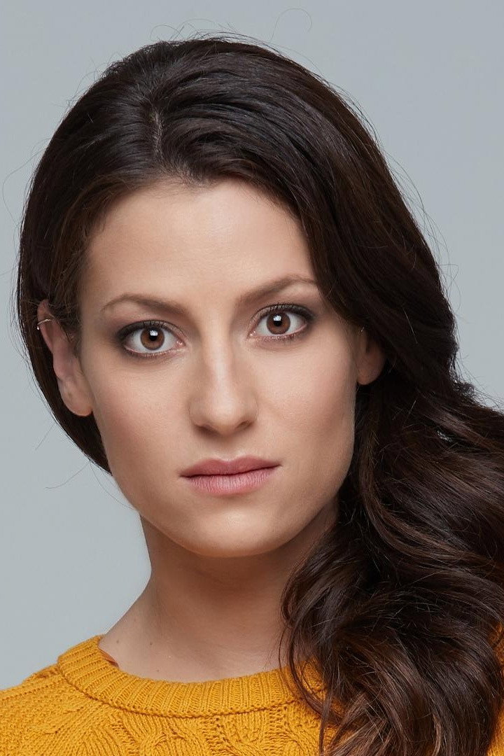 Anna Sisa Horváth as Erdész Angéla in Oltári csajok