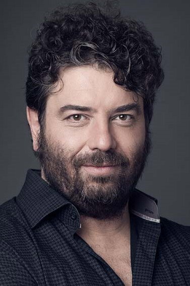 Pako Revueltas as Pako in Elkartea