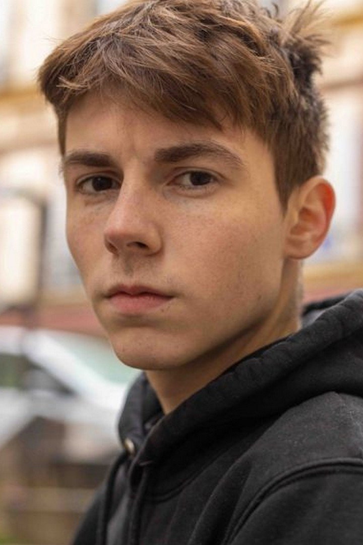 Antoine Cohaut as Xavier in Trouble Journée