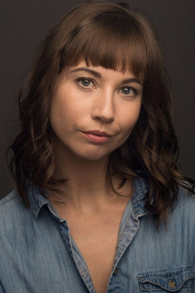Anastasia Olowin as Suzanne in Tourists