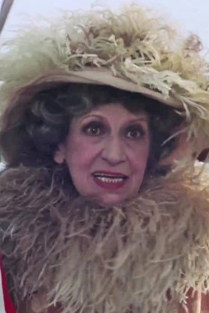 Nietta Zocchi as la madre di Elena in Mariti in pericolo