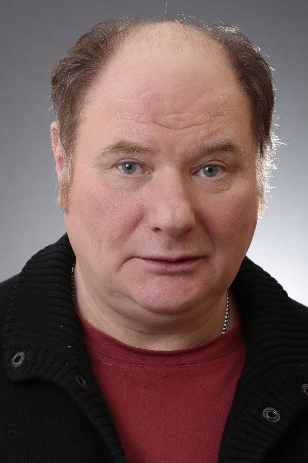 Андрей Мокеев as дядя Жора in Закон тайги