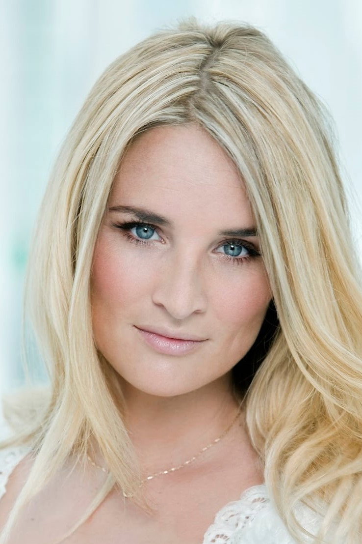 Lieke van Lexmond as Self - Host in Idols