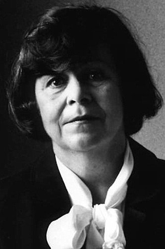 Jaroslava Pokorná as Stařenka Oggová, čarodějka in Wyrd Sisters