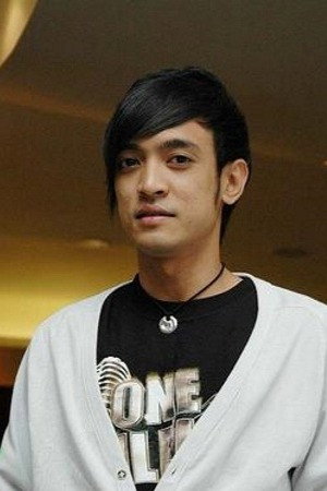 Tomok Shah Indrawan as Azman in Mantera