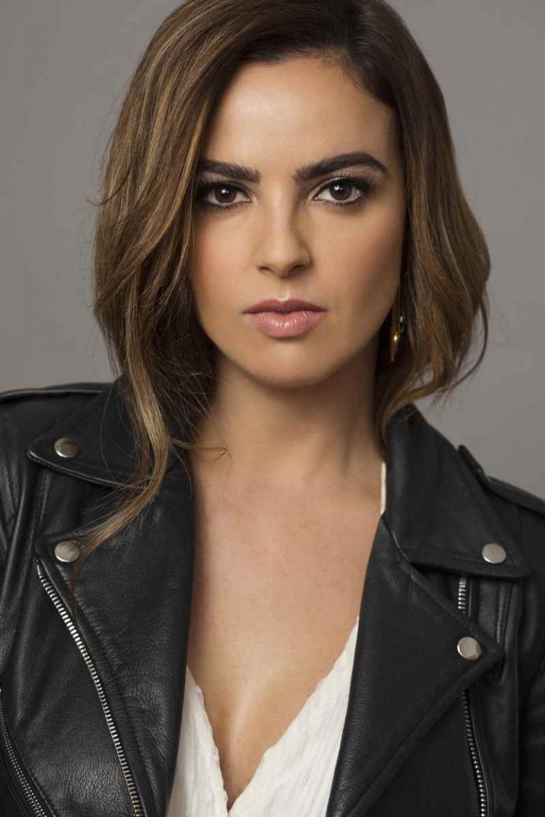 Mariana Torres as Carolina in Olvidarte Jamás