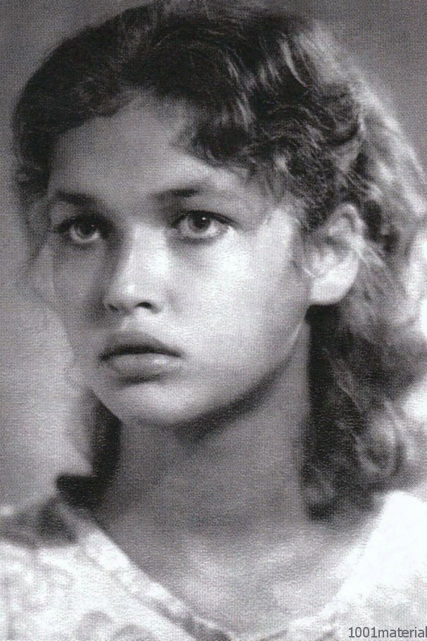 Матлюба Алимова as Настя - цыганка in Return of Budulai