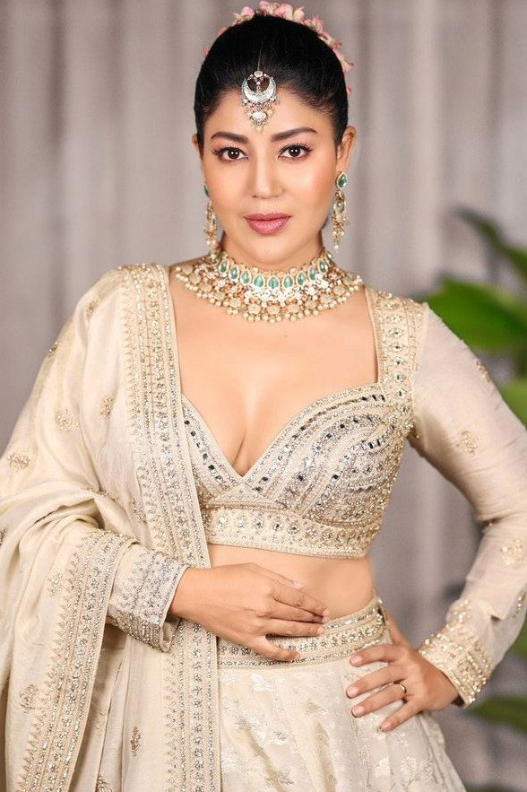 Debina Bonnerjee as Simran (Cameo) in Khamoshiyan