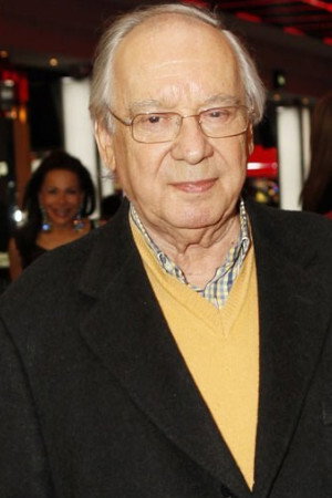 Raul Solnado as Guimarães in A Banqueira do Povo