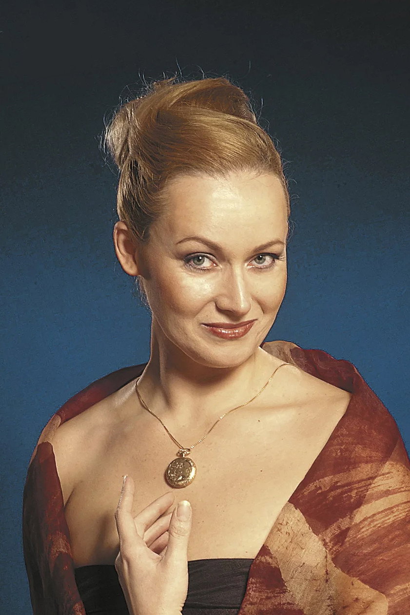 Zuzana Slavíková as Bety in Hospoda U bílé kočky