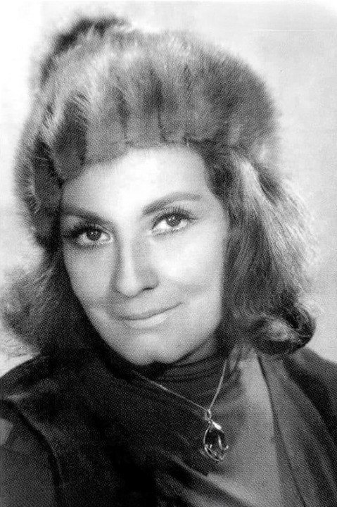 Carolina Barret as Margarita Frías in Espaldas mojadas