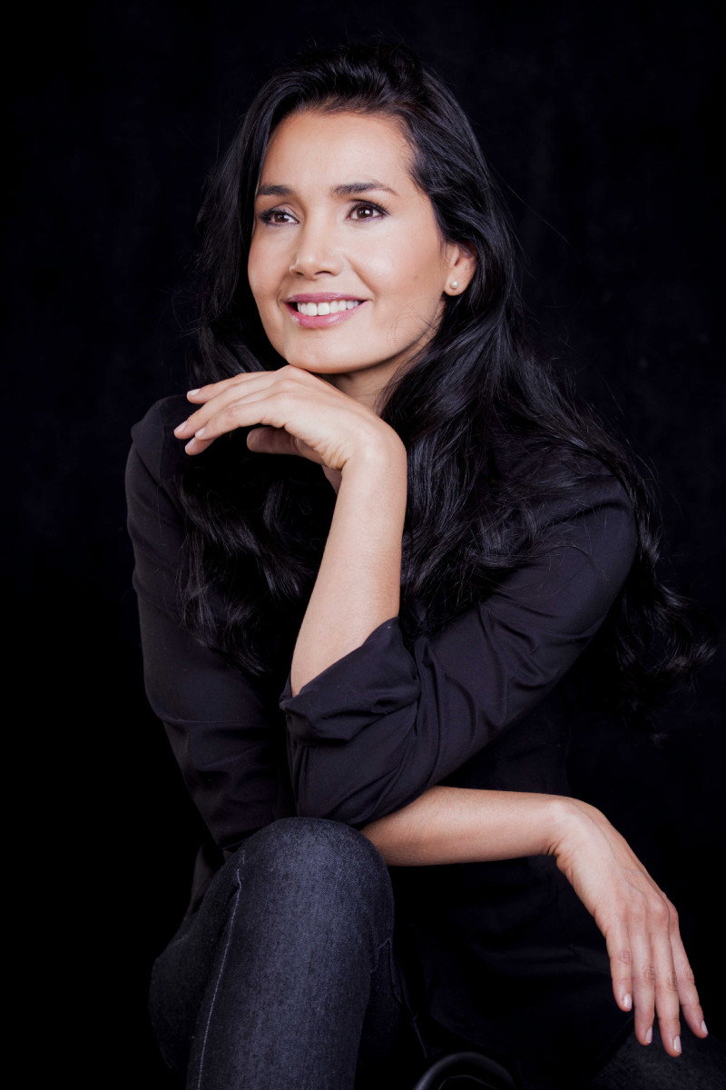 Xilena Aycardi as Juana González "Juanita" in Doña bella