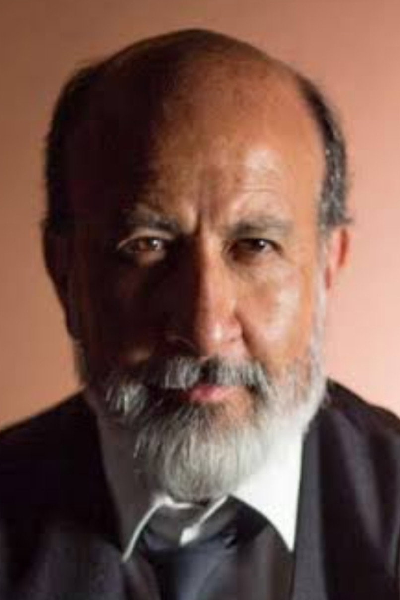 Luis Fernando Zarate as Dr. Vargas in Pharmacies