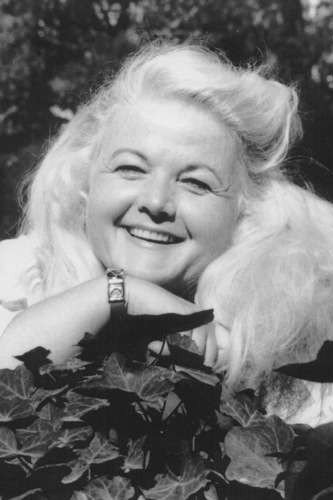 Frankie Pain as The mother in Prisoner