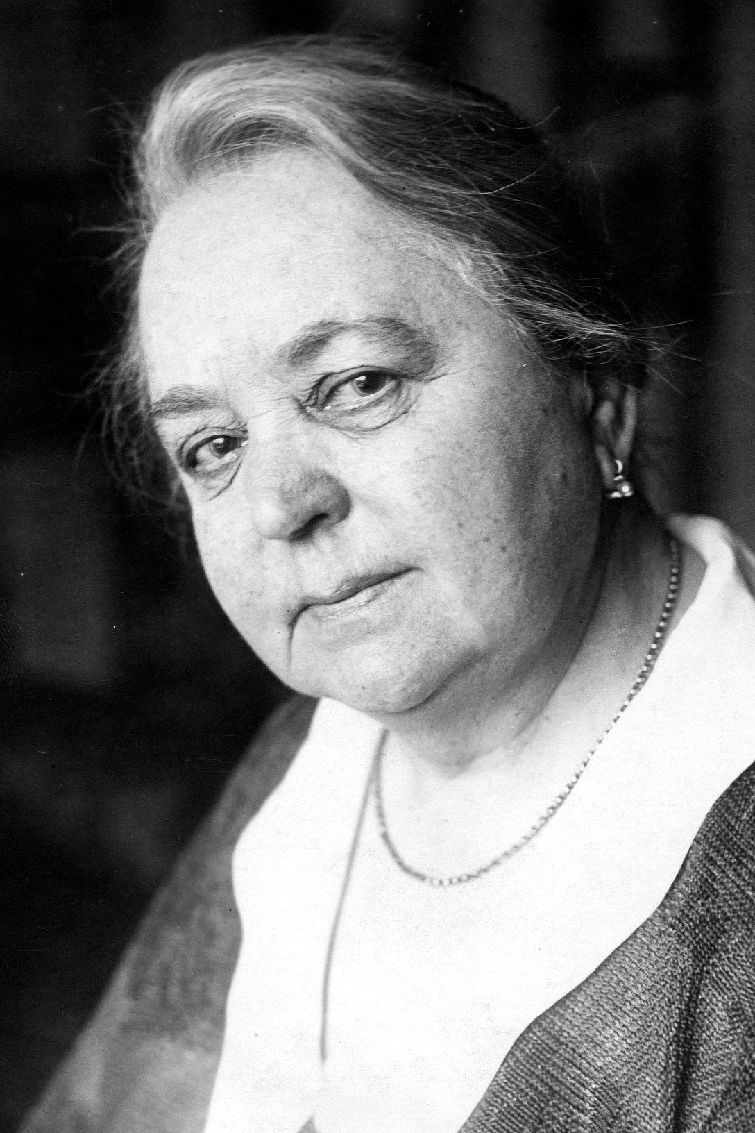 Sophie Pagay as Die Wiesenthalerin in Lotte Lore