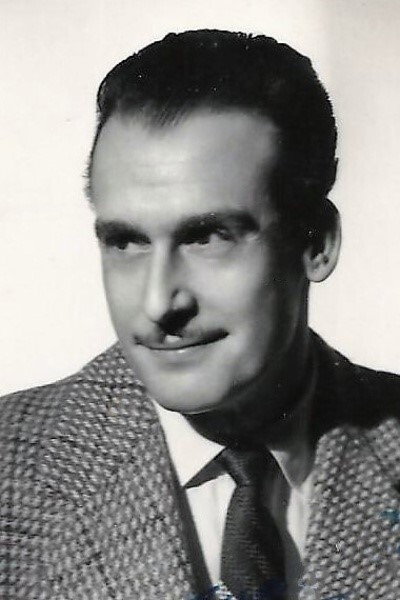 Luis Peña as Mauro in Tengo 17 años