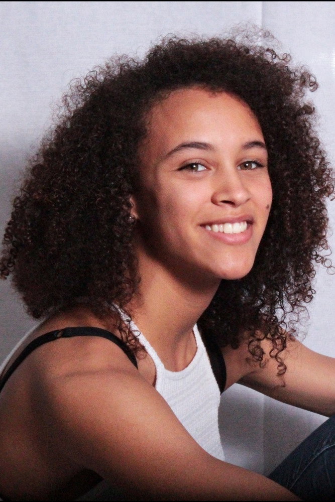 Nastasia Caruge as Maya 9-12 ans in Fais danser la poussière