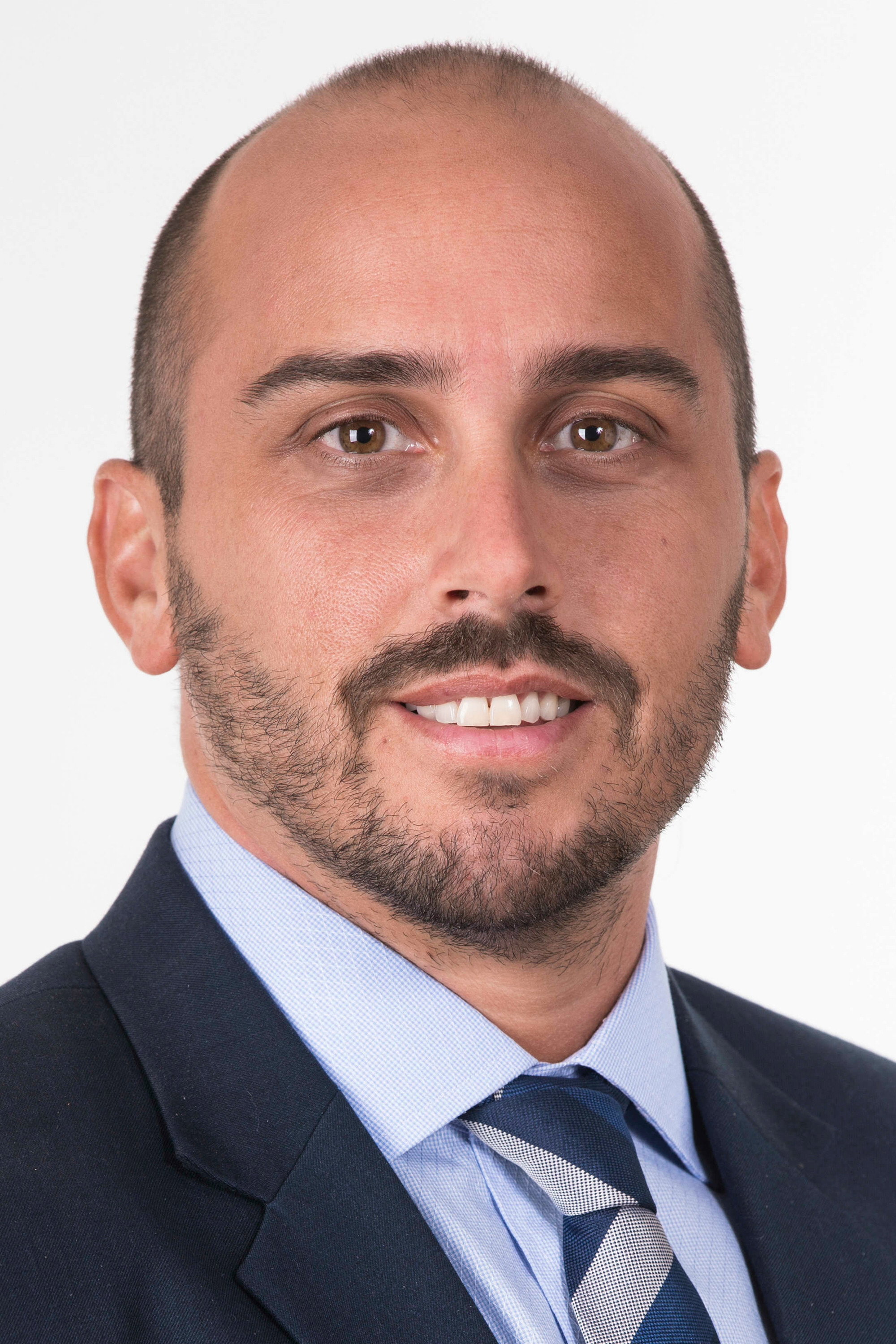 Andrés Longton as Concursante in Mundos opuestos