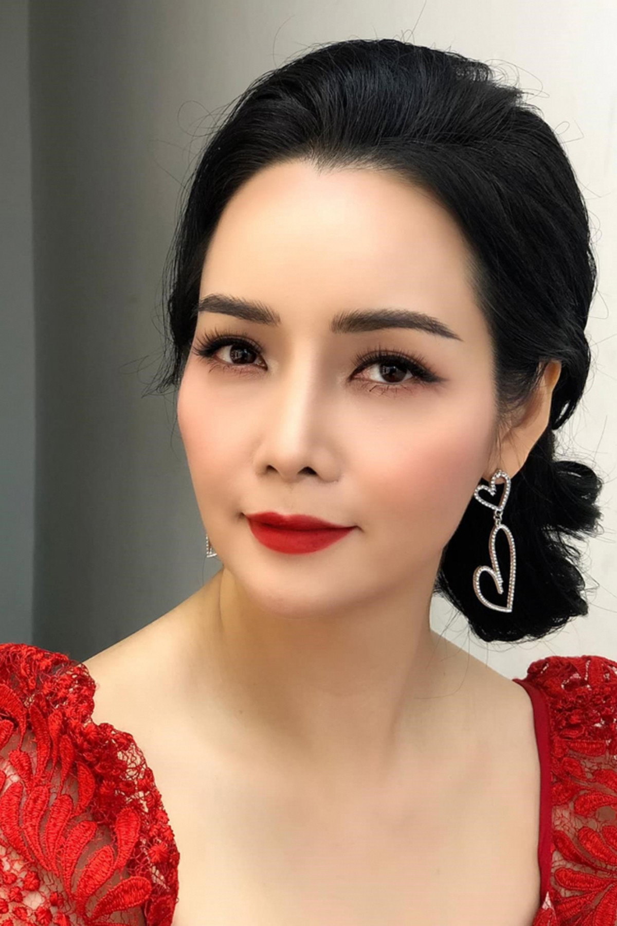 Mai Thu Huyền as Thanh Trúc in Những ngọn nến trong đêm