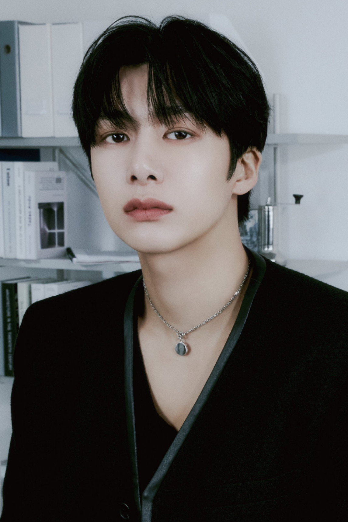 형원 as self (HYUNGWON) in MONSTOP Travel Agency