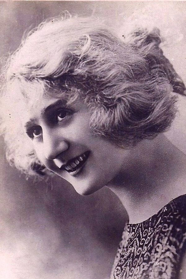 Andrée Brabant as Alice Barclay in Les Ombres Qui Passent