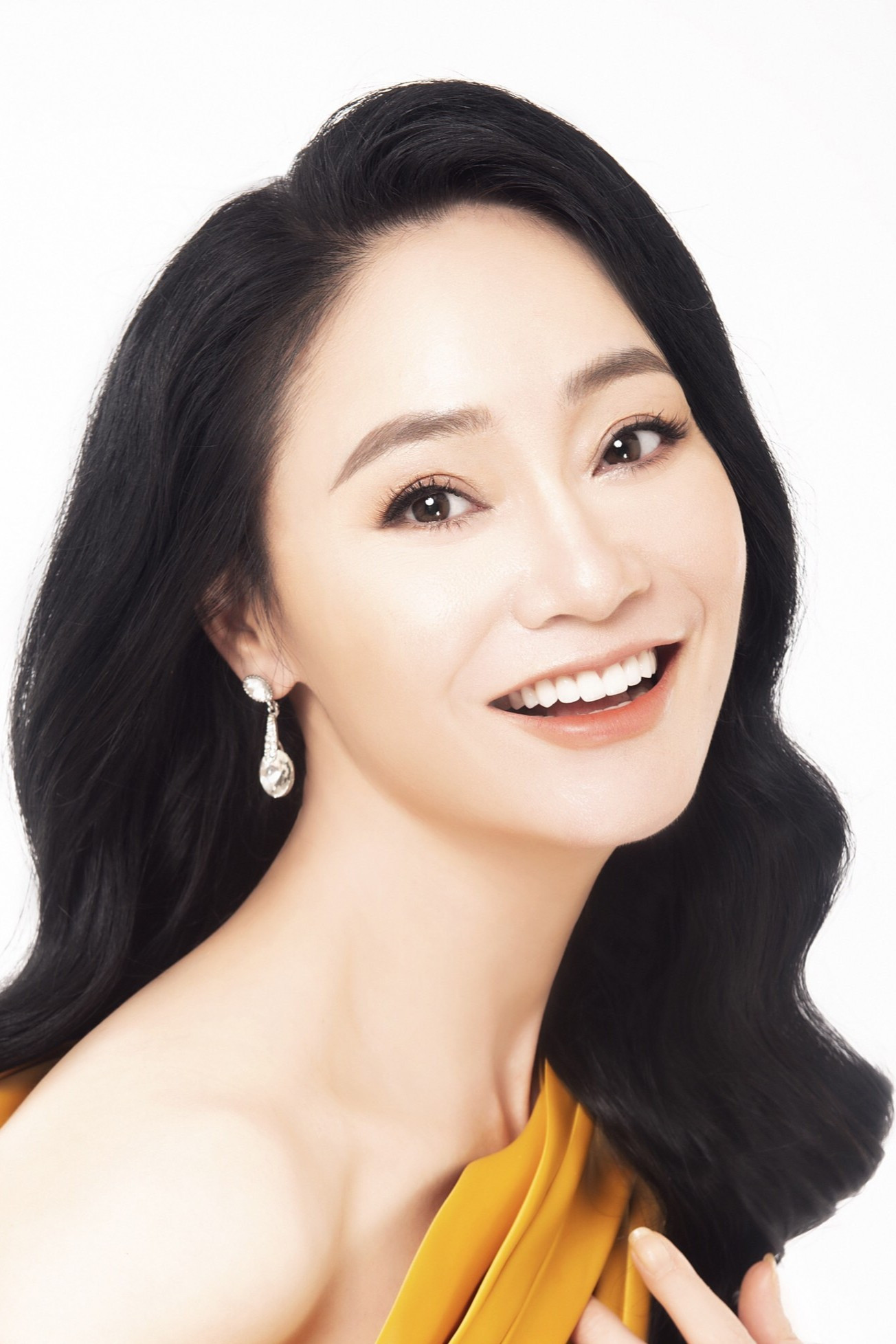 Quách Thu Phương as Bà Dung in Into the New World
