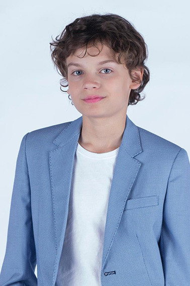 Alan Miranda as Mateo in El Showman
