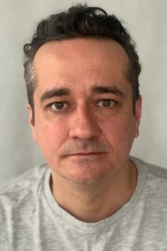 Michał Staszczak as Janusz, klawiszowiec w zespole Kristiana in Na swoje podobieństwo