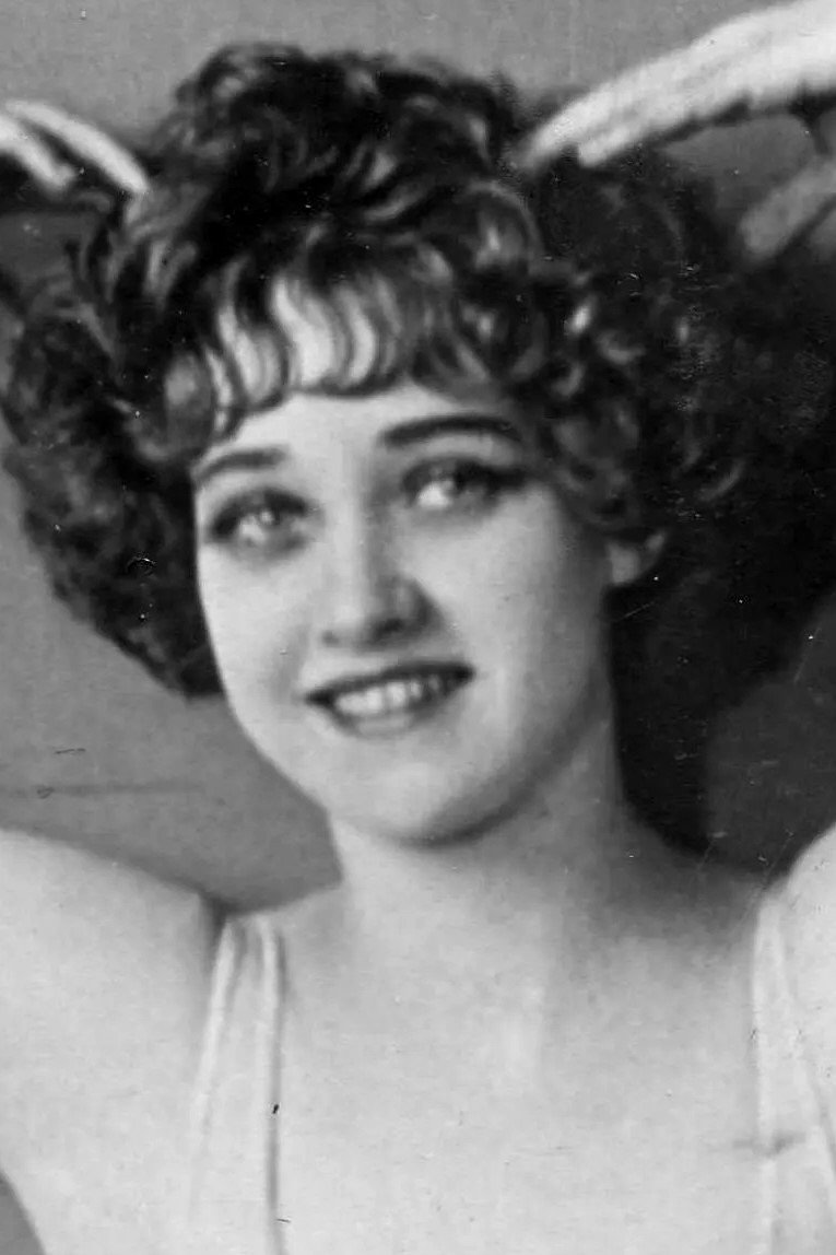 Lotus Thompson as Helen Marsden in Desert Dust