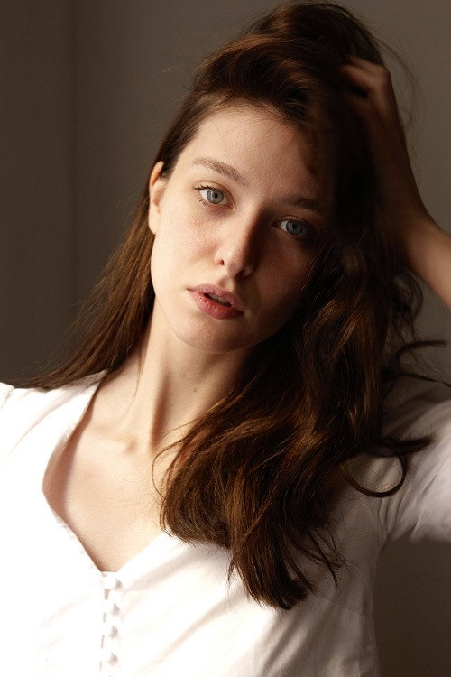 Dharma Mangia Woods as Giulia in Deceitful Love