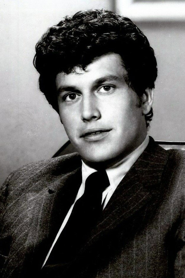 David Arkin as Harry in The Long Goodbye