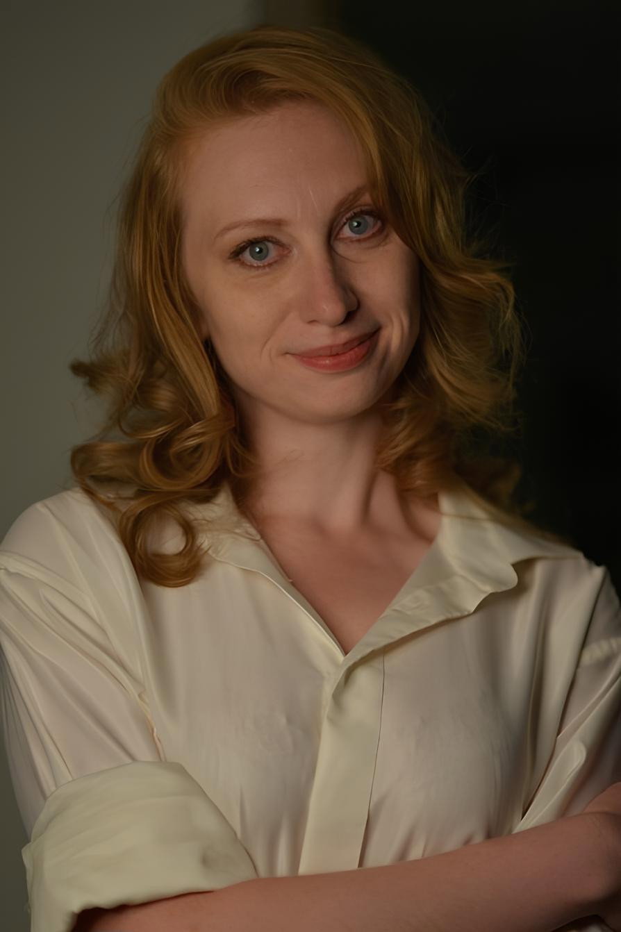 Маргарита Бахтіна as Наташа (жінка голови села) in The House of Happiness