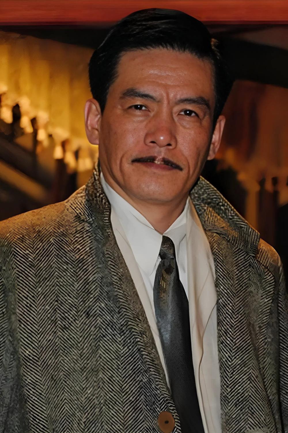 Mi Xuedong as Zhong Cun in My Undercover Career