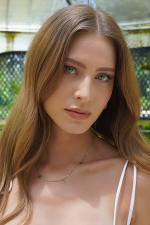 Hanna Romanazzi as Camila Couto in The Division