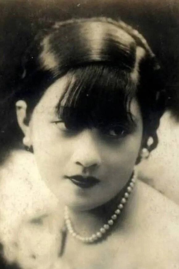 严月娴 as Ah Si's wife in Spring Silkworms
