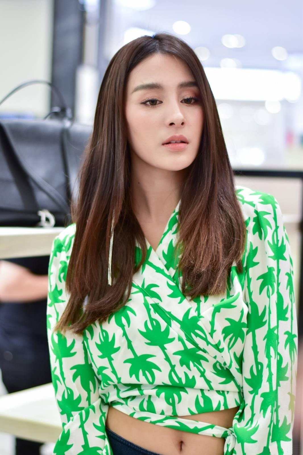 Mean Aujjima Kosuma as Dutjan in Manee Naka