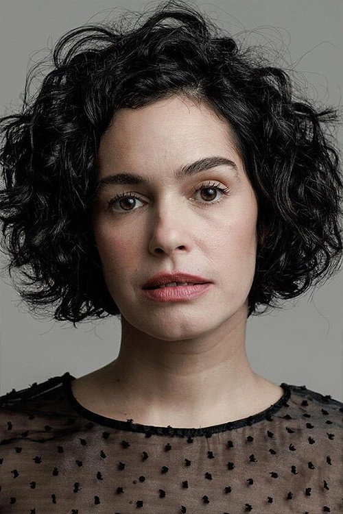 Maria Flor as Maria Júlia in The Missing