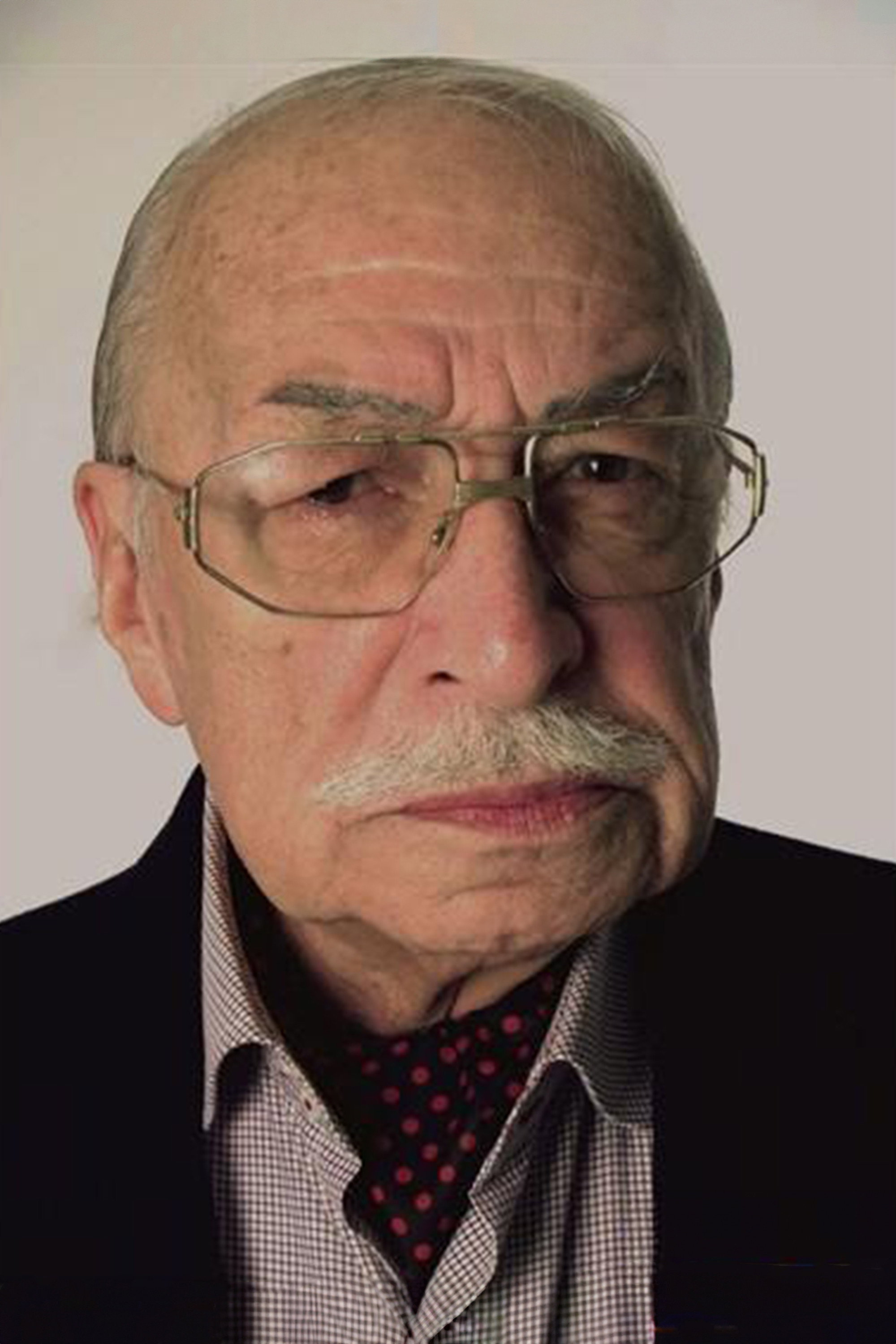 Ali Cağaloğlu as Cemal Tek in Güneşli Bataklık