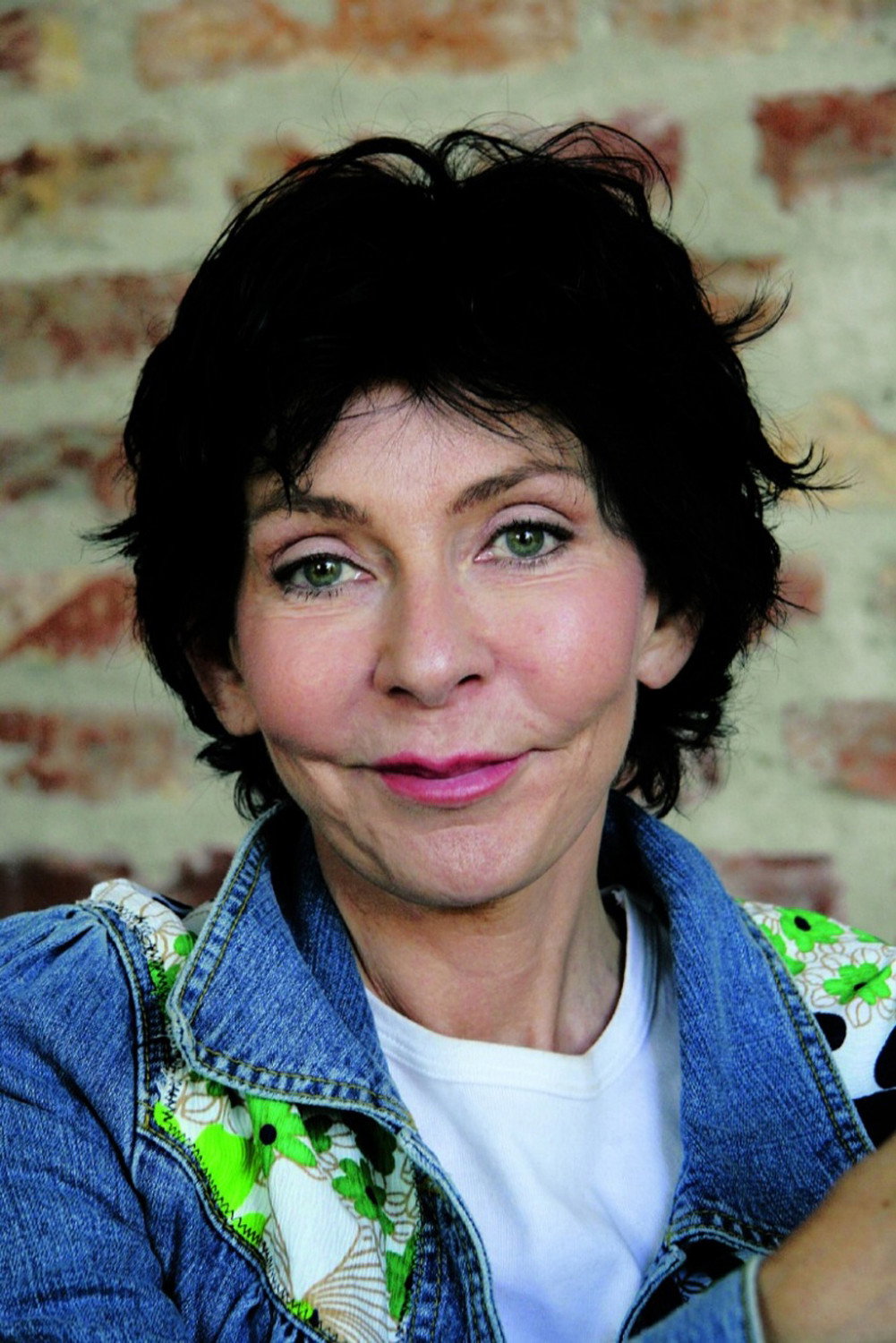 Dolores Schmidinger as Ilonka in Das Veilchen