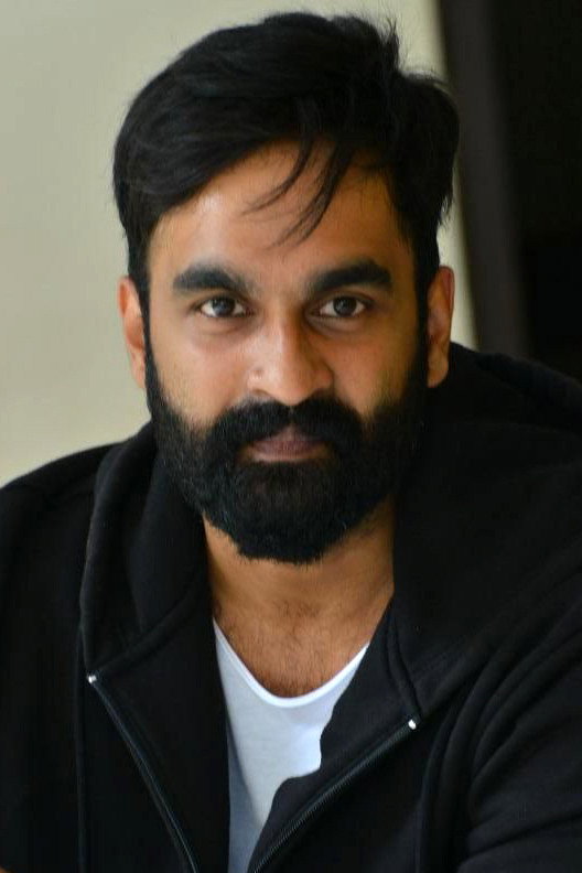 Raja Goutham as Gowtam in Pallakilo Pellikuthuru
